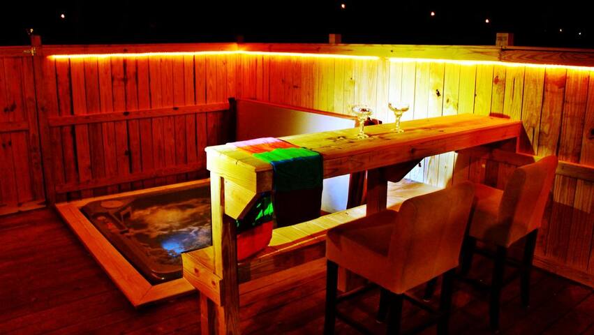 OPEN POOL & Hot Tub! Very Spacious! gallery image 5