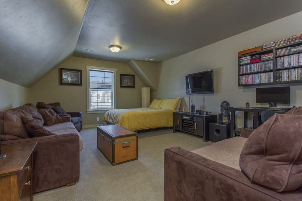 Private, large upstairs bedroom. Perfect for a month to month rental