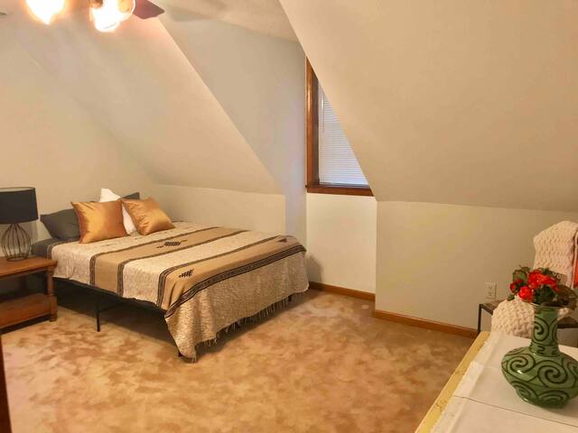 Clean Spacious Room, Private Bath, near Naval Base
