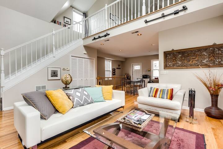 Bright Airy Two Story Skylight Loft Lofts For Rent In Chicago Illinois United States