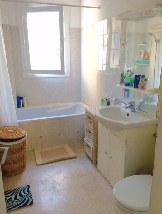 Salle de bain avec fenêtre
