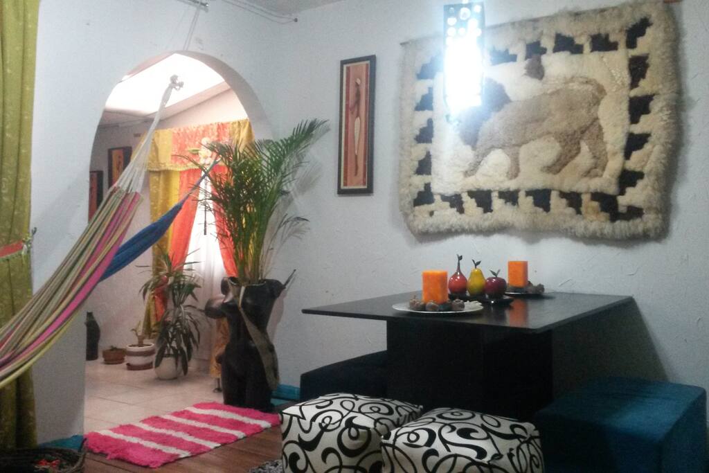 Comedor y hamacas.