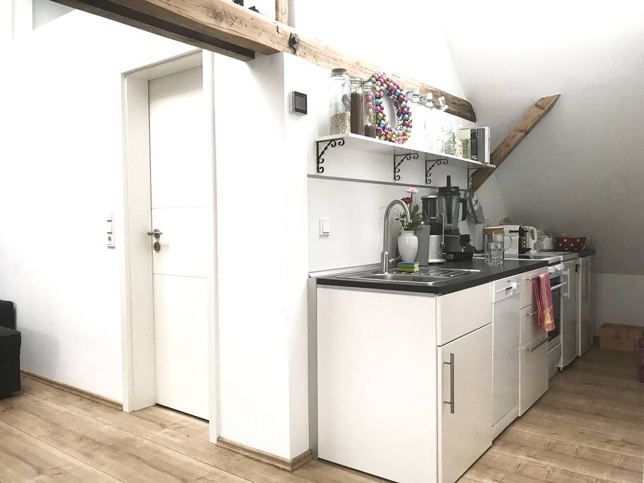 Küche mit Spülmaschine und allem drum und dran