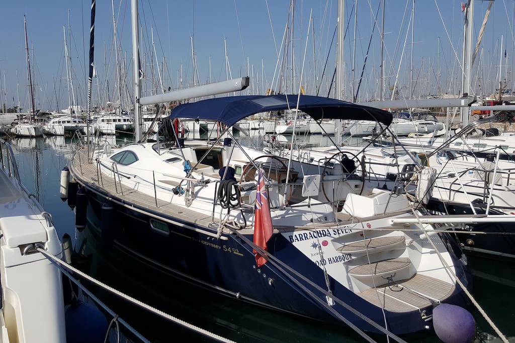 Unique sailing boat with full teack cover