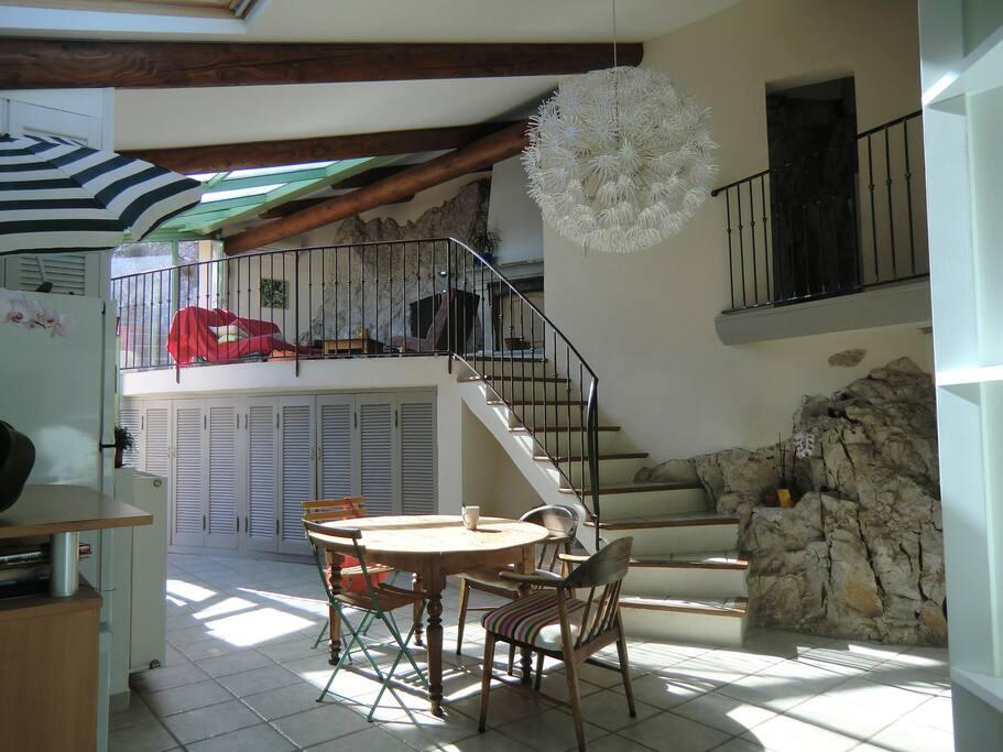 Maison atypique contemporaine, lumineuse, avec rocher apparent, une grande terrasse arborée et un bout de nature : situation > sous les oliviers au coeur de ville! 2 chambres + lit bébé si besoin