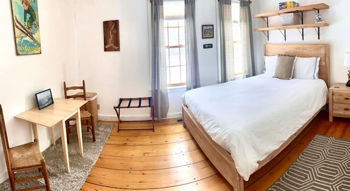 Camera da letto matrimoniale al primo piano, in fondo al corridoio rispetto all'appartamento monolocale.