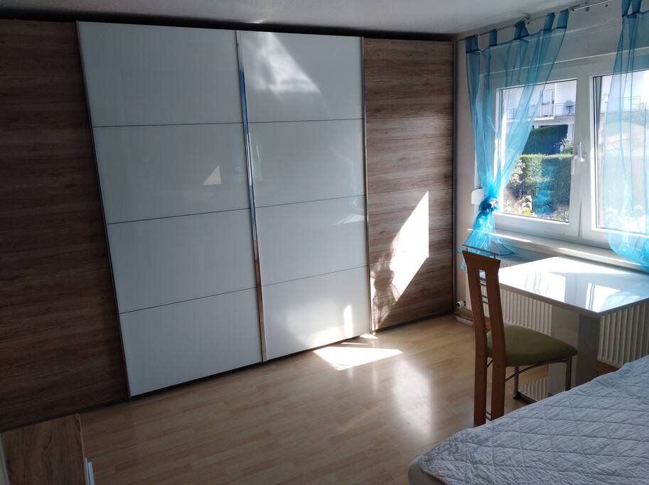 Helles Zimmer 14 m² mit Bett, Tisch