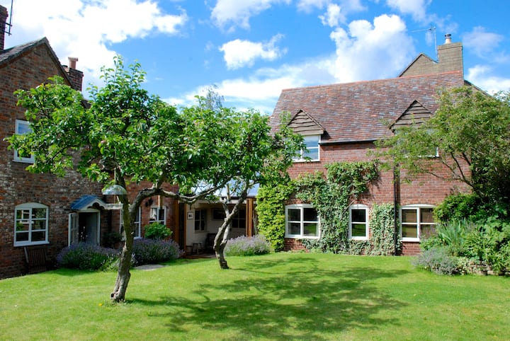 Relaxing Period Cottage On Bredon Hill - Tewkesbury