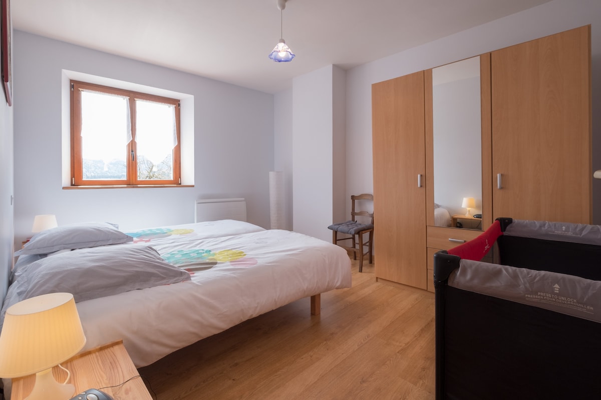 ห้องนอน 2 หันหน้าไปทางทิศใต้
มี 2 เตียง 90/190