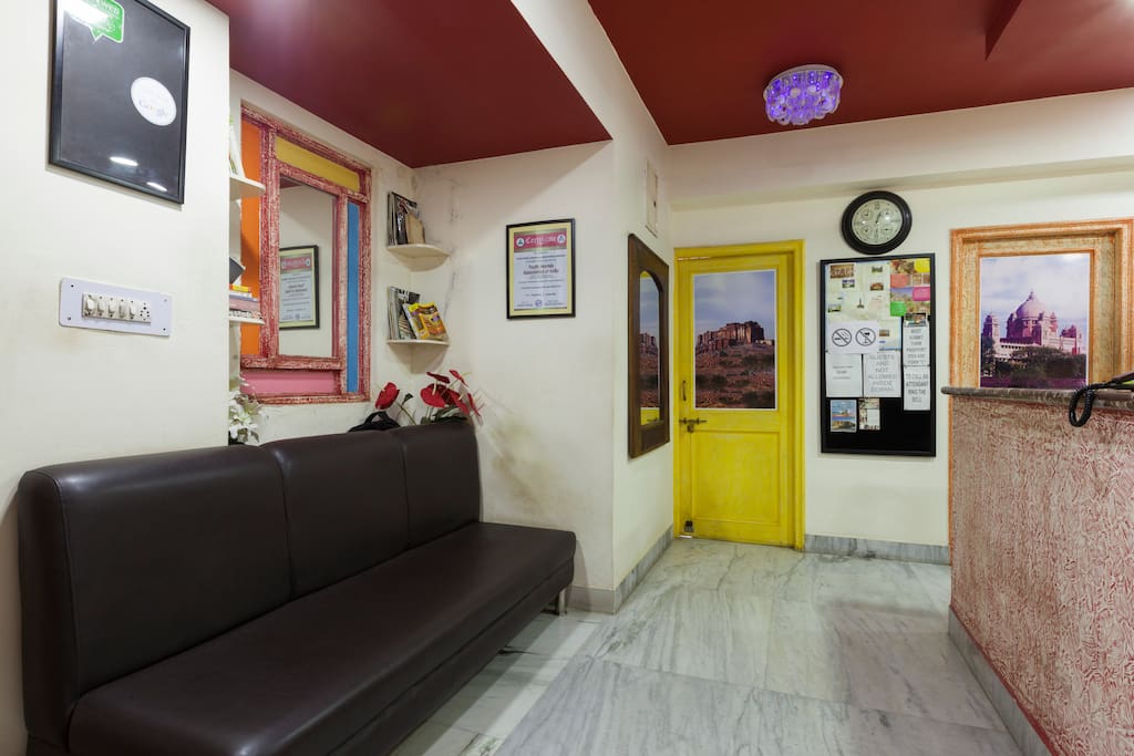 Entrance area-couch & library