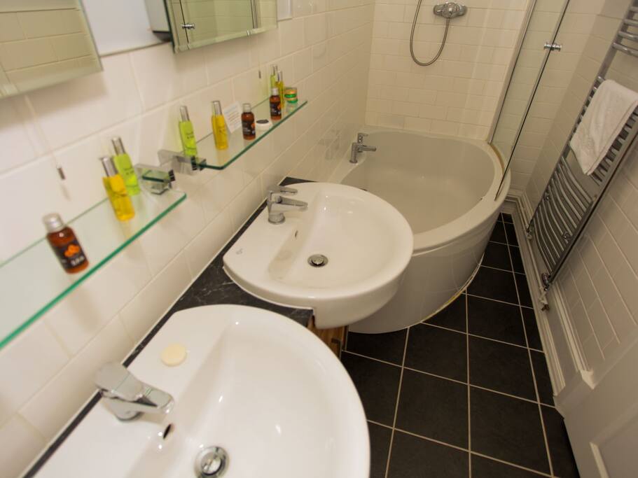 Room 4 bathroom