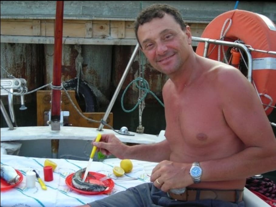 Nel porto di Termoli, mi gusto uno sgombro appena pescato.