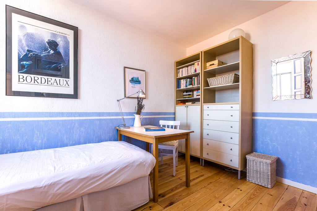 Single bed (93x190cm)