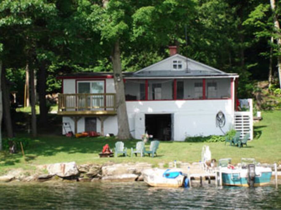 Front view of the cottage.