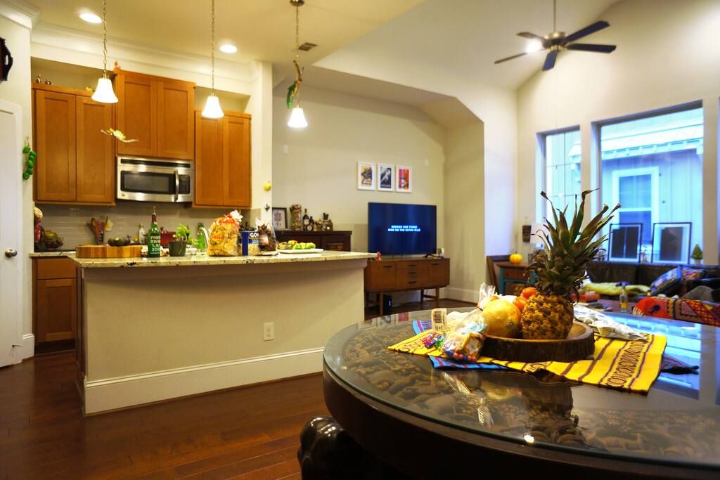 Open common space: Living room, dining room and kitchen