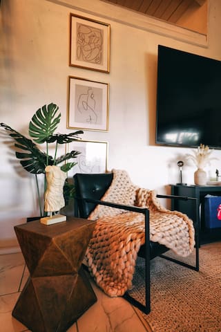 Family Home, Center of North Shore, – Ocean Views! gallery image 3