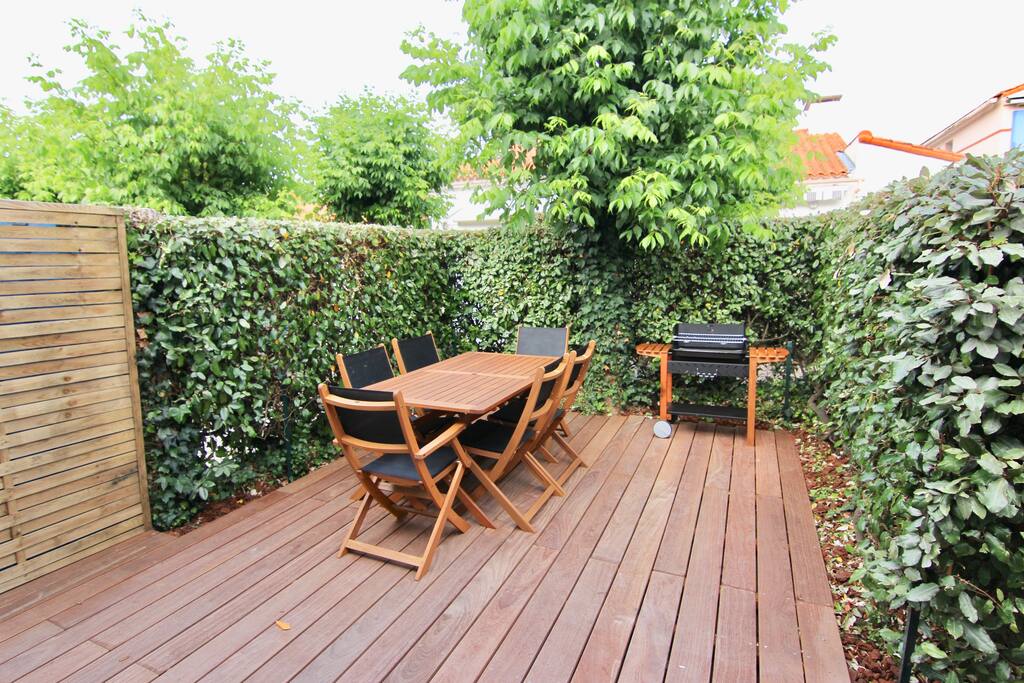 Terrasse bois, table de jardin, barbecue