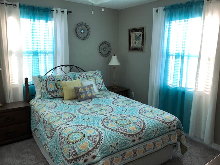 Спална соба за гости на горниот кат.