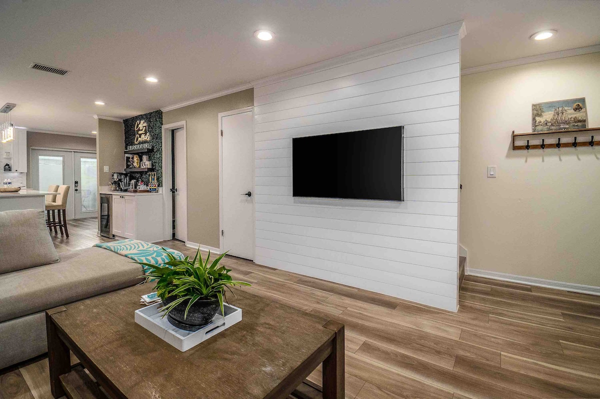 Successful Airbnb property: Modern Gem~Walk to Bayshore, SoHo, Hyde Park +Park in Soho