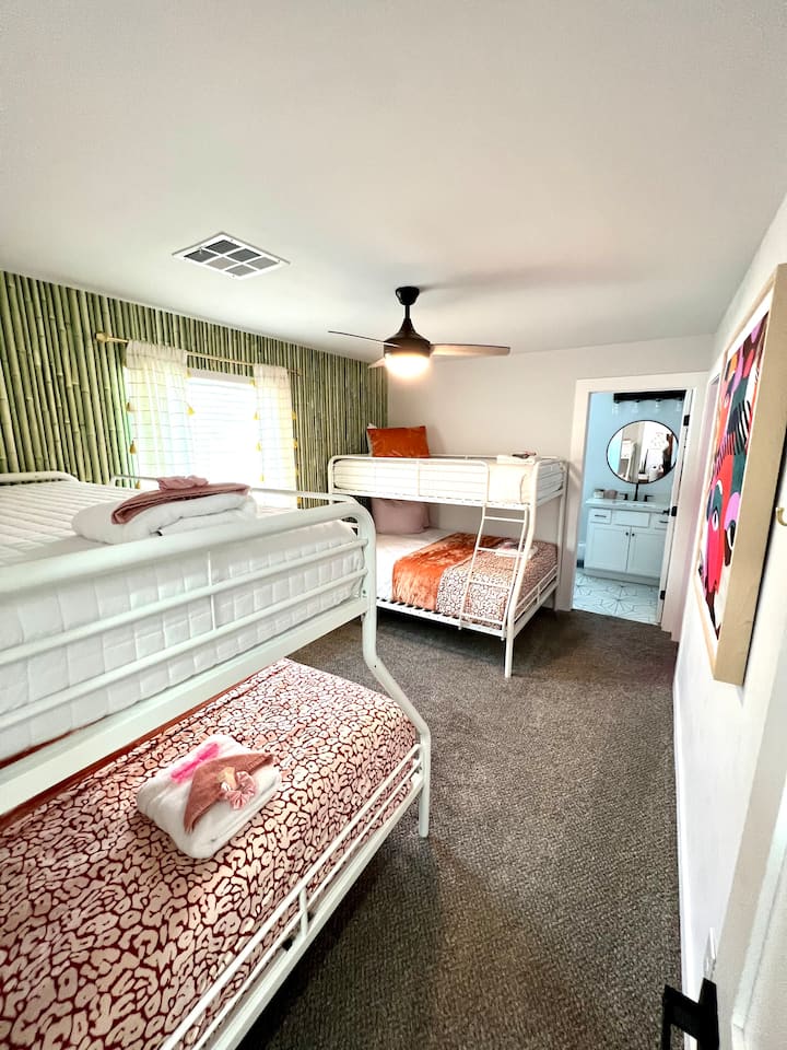 Deux lits superposés convertibles de lits doubles en lits jumeaux. Cette chambre peut accueillir six personnes pour réveiller l'esprit de sororité qui sommeille en vous! Salle de bain attenante.
