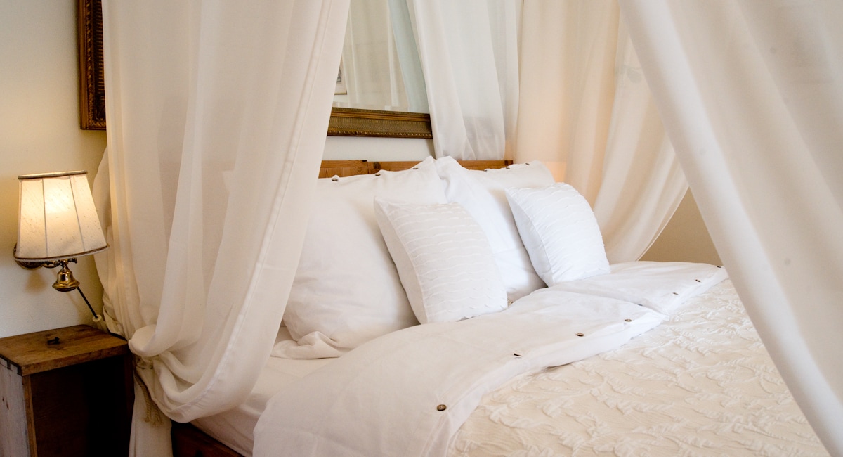 Posteľ s baldachýnom
