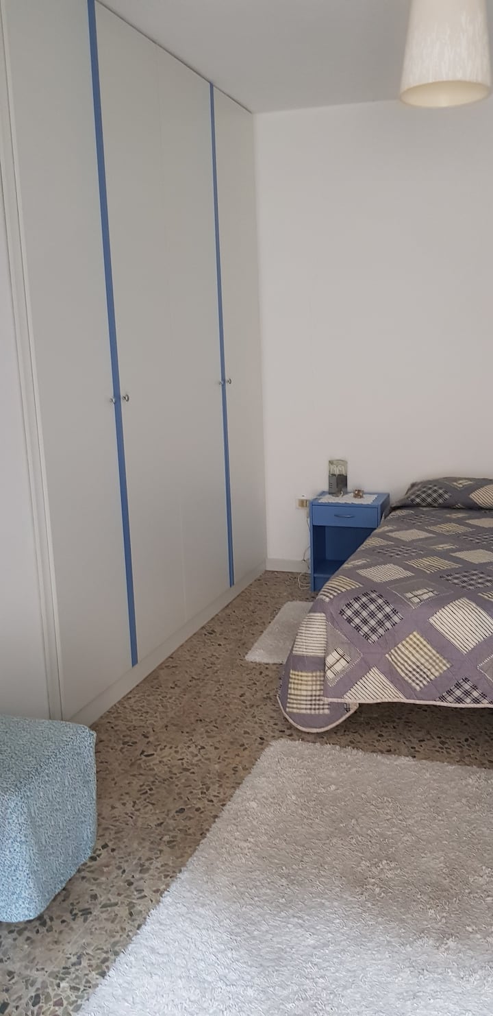 Camera da letto al piano terra, con armadio a muro e condizionatore 