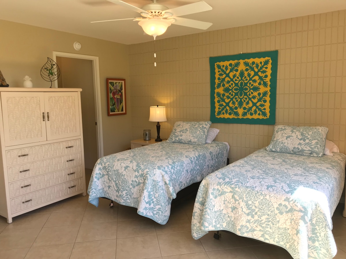 שתי מיטות יחיד נמצאות בחדר השינה השני וגישה לחדר הרחצה השני. ניתן להפריד את החדר הזה מהסלון על ידי קיר הזזה, או להשאיר אותו פתוח כדי ליצור תוכנית קומה פתוחה שבה האורחים יכולים להתרווח. 