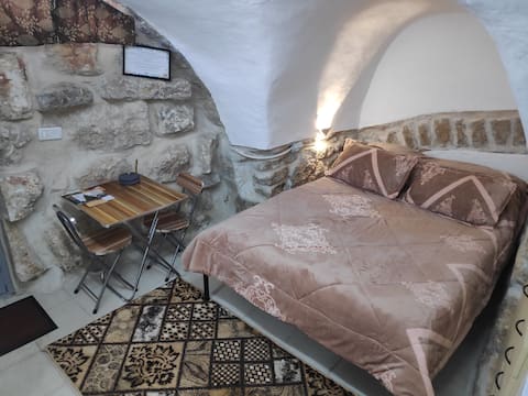 Dar Jacaman-Cozy Arabic Studio in Bethlehem Center