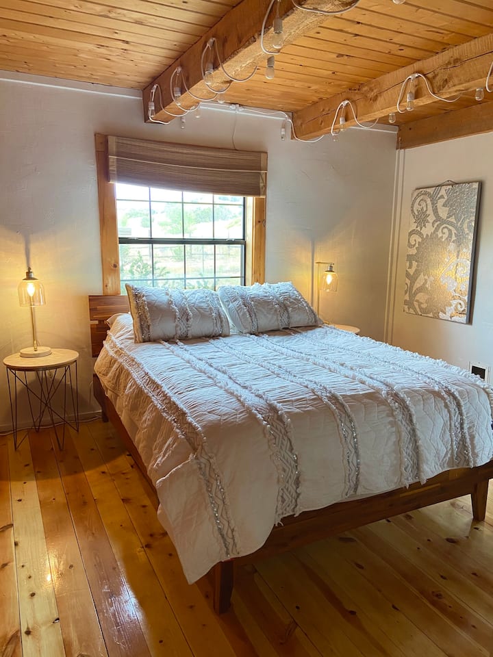 ห้องนอนหมายเลข 1 มีทางเข้าสนามหลังบ้านและระเบียงด้านหลัง