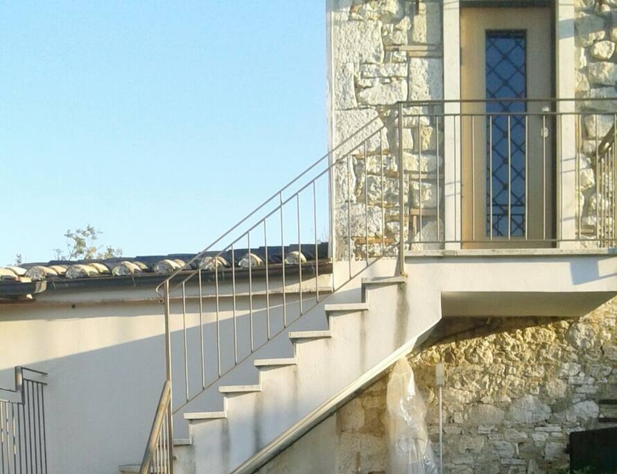 La casa si trova al piano rialzato (primo piano)