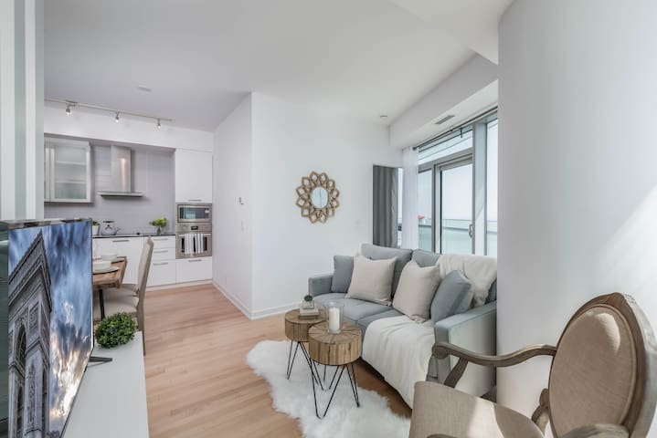 59th Floor Condo with Breathtaking Views + Parking gallery image 4