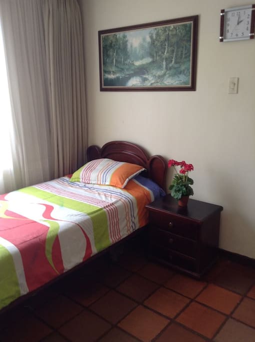 Cuarto individual, cama comoda con tv