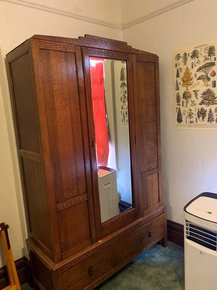 Detalle del armario en la habitación