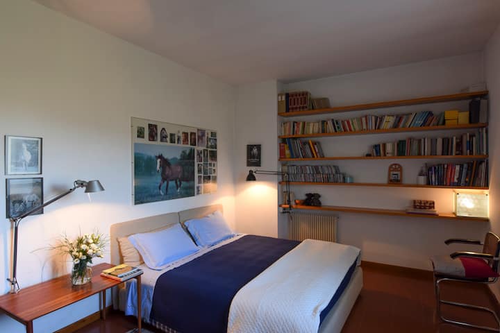 Двокреветна соба со поглед на ридовите Асолан