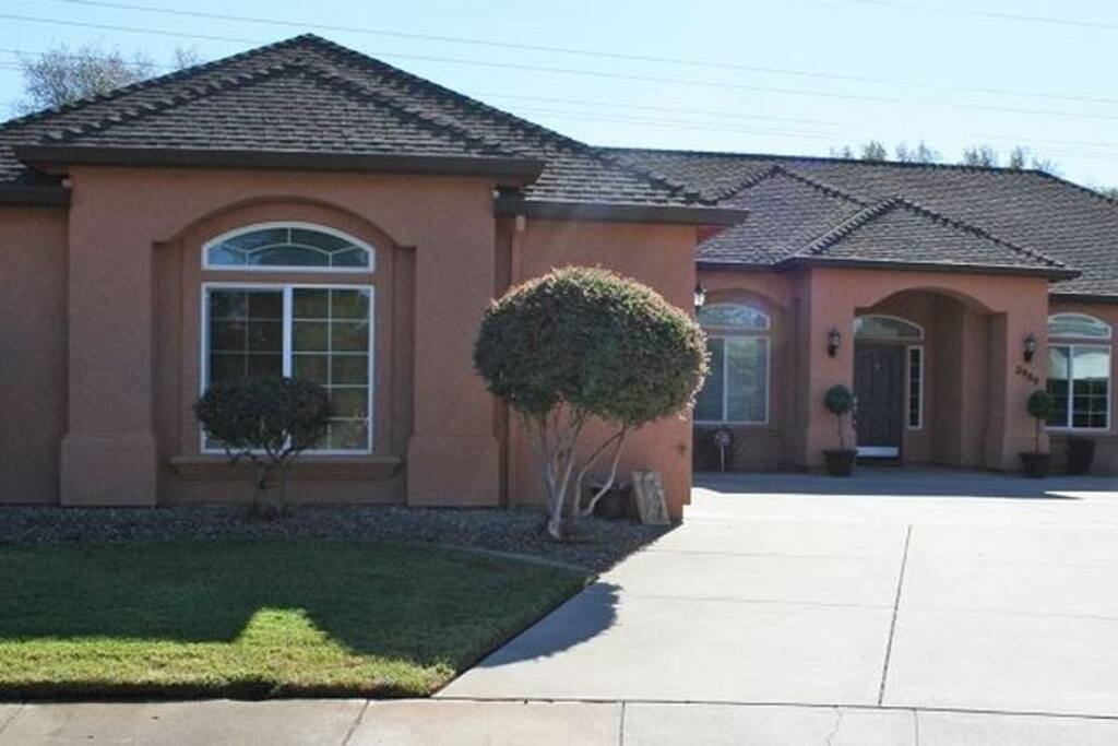 Lots of driveway parking