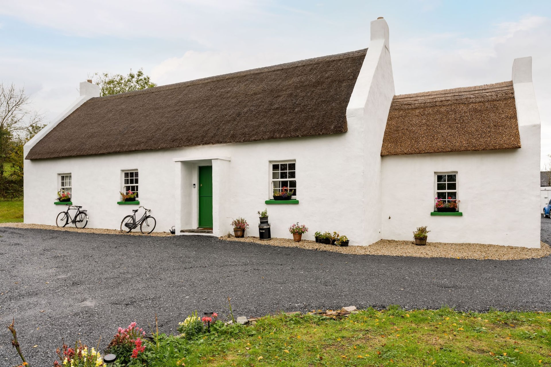 Luxury thatched Cottage with own Irish Bar and Gym