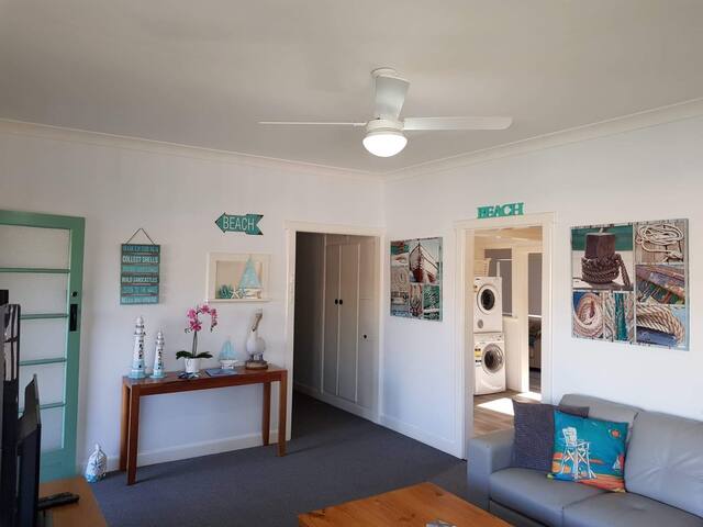 Little Ledge Beach House only 200m from the water gallery image 4