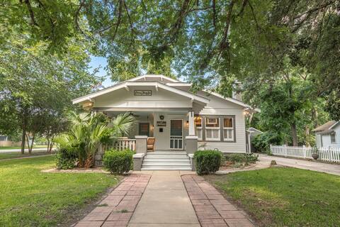 Charming Bungalow in Downtown Columbus, TX