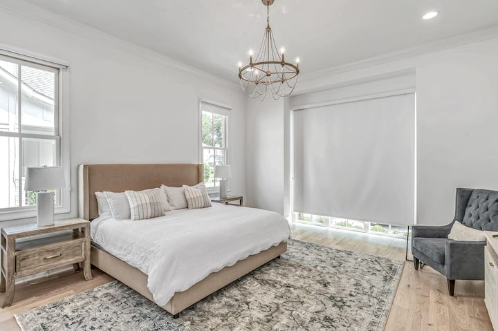 Chambre principale au niveau principal avec grande salle de bain attenante