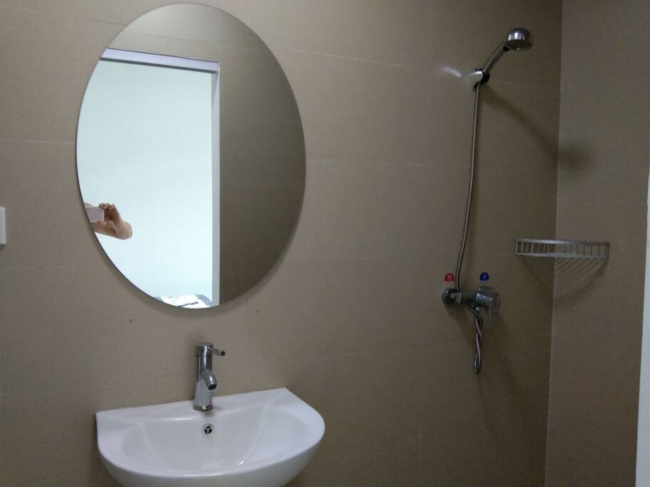 卫生间图1干净,整洁,山泉水,热水充裕。