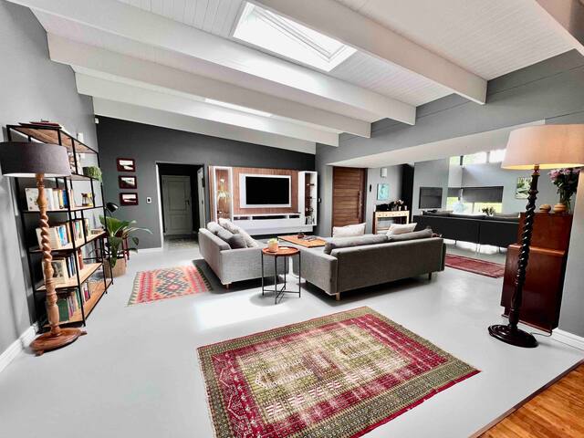 Stunning home with amazing views gallery image 2