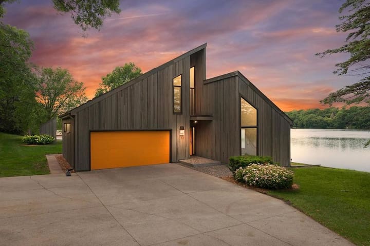 Lakeside Retreat | Sauna | Hot Tub | Private Beach