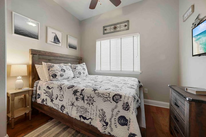 ห้องนอนแขก - เตียงควีนไซส์ห้องน้ำเต็มรูปแบบและตู้เสื้อผ้า! พื้นที่จัดเก็บเพียงพอสำหรับเก็บสัมภาระระหว่างเข้าพัก