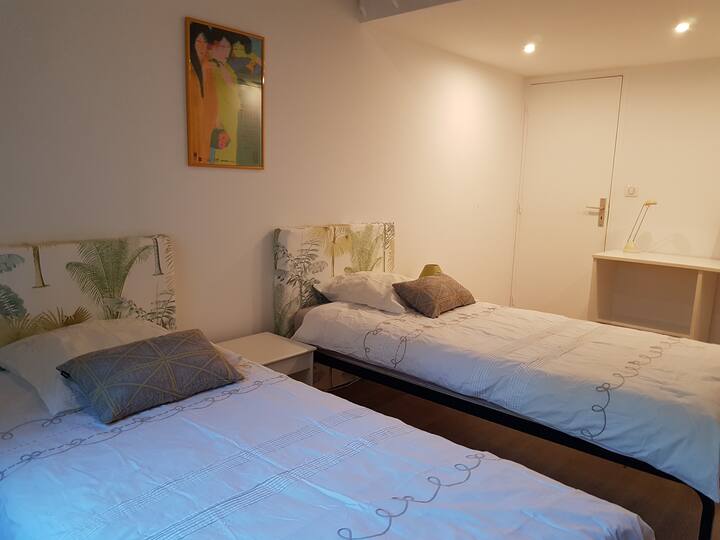 Habitación de l 'Olivier = habitación 3
En la RDC, orientada al sur
2 camas individuales o una cama de matrimonio Y
en altillo 1 cama doble