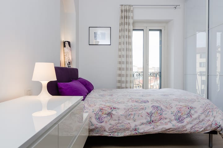 غرفة نوم مزدوجة مع خزانة ملابس واسعة