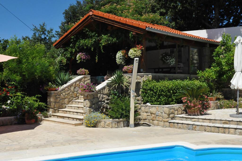 Überdachte Terrasse am Pool