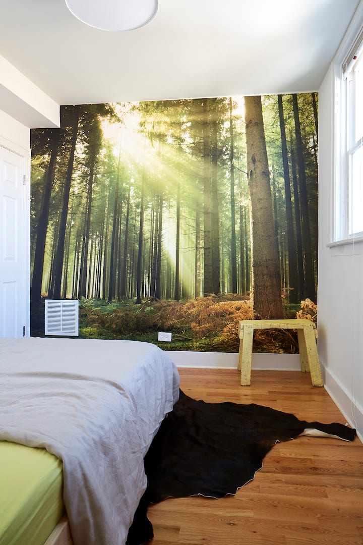 Main bedroom: wake up refreshed! great quality new mattress, 100% natural linen bedding, down duvet. High quality organic down pillows. Down alternative available for guests with down allergies (please ask)