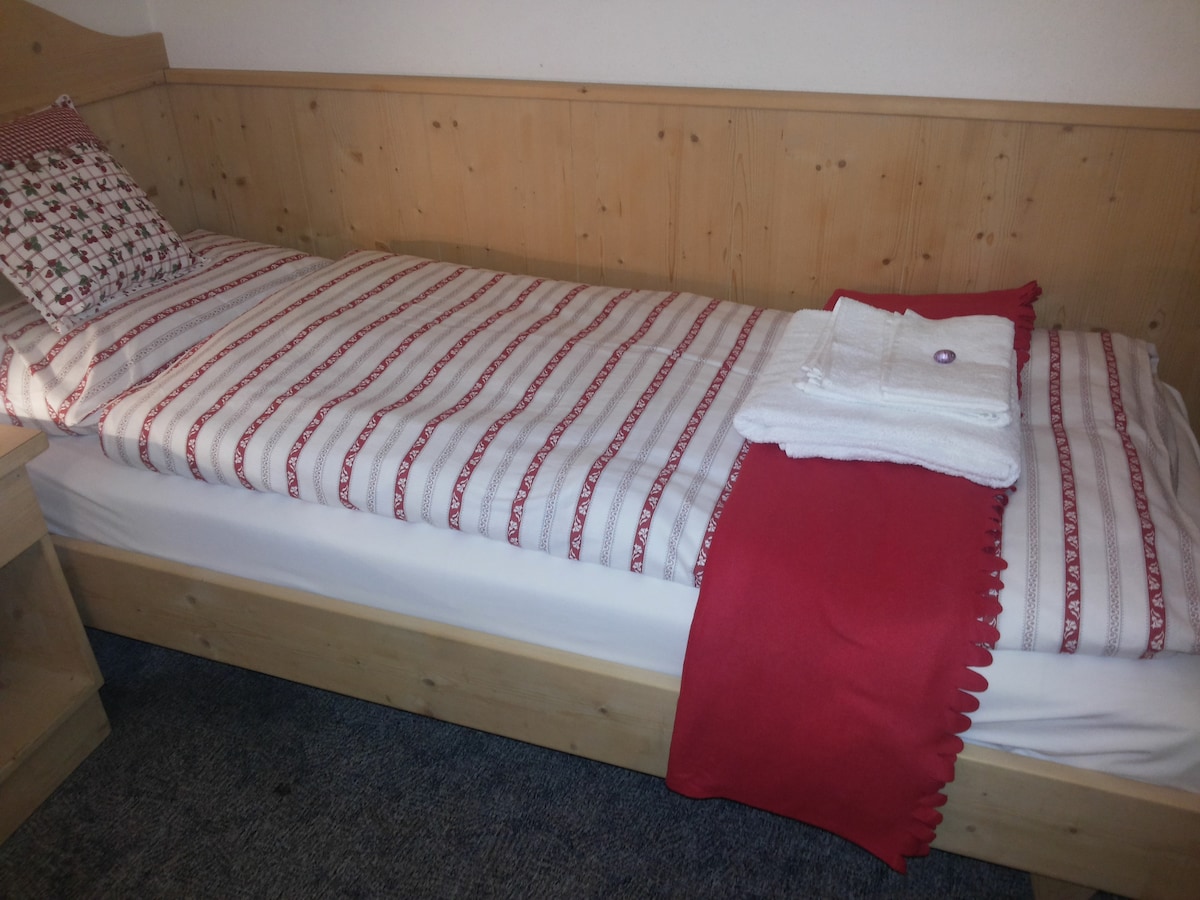 45 - غرفة نوم مزدوجة ثالثة ( مع حوض في الخزانة): مساحة لشخصين
45 - غرفة مزدوجة ثالثة ، سريران مفردان (مع حوض في خزانة): مريح لشخصين