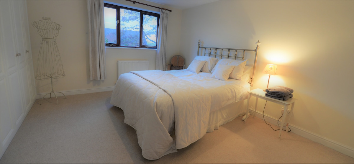 Kitanda cha Master bedroom Superking kilicho na mashuka 600 ya pamba ya kifahari na kitani ya Sanderson ikijumuisha quilt. Kikausha nywele, taa, vigae, matandiko ya ziada (chaguo la mifarishi tofauti, mito, kifuniko cha godoro la manyoya ili kila mtu awe na starehe). Chumba cha kulala.