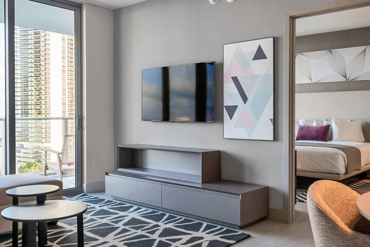 2br Retreat in Hollywood w/ Captivating Views gallery image 5